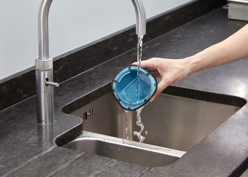 Black&Decker (WDC215WA-QW) Handheld vacuum cleaner with accessories for wet and dry surfaces. 7.2V 1.5Ah lithium power.